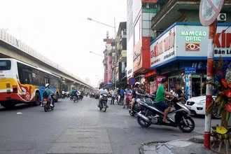 Thi công đủng đỉnh, tắc đường vì bị rào chắn kéo dài