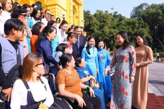 Phó Chủ tịch nước Võ Thị Ánh Xuân trò chuyện cùng Đoàn đại biểu phụ nữ khuyết tật.