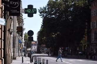 Nhiệt kế ngoài trời chỉ mức nhiệt 42,5°C tại Toulouse, miền nam nước Pháp, ngày 17/7/2022. (Ảnh: AFP/TTXVN)