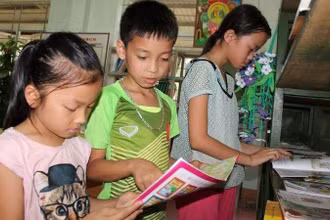 Học sinh huyện Quan Hóa tìm chọn, đọc sách ở thư viện.