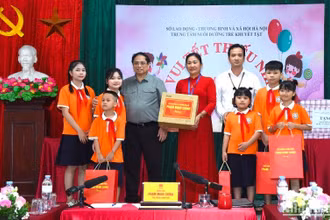 Thủ tướng Phạm Minh Chính tặng quà cho Trung tâm Nuôi dưỡng trẻ khuyết tật Hà Nội và các cháu học sinh.