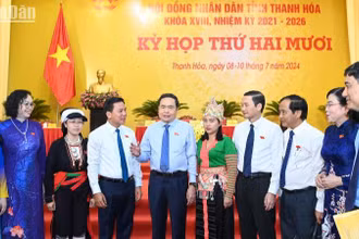 Chủ tịch Quốc hội Trần Thanh Mẫn với các đại biểu HĐND tỉnh Thanh Hóa tại kỳ họp. (Ảnh DUY LINH)