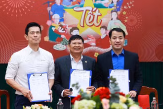Lãnh đạo Tổng Liên đoàn Lao động Việt Nam; Trung ương Đoàn Thanh niên Cộng sản Hồ Chí Minh; Tổng Công ty Cổ phần Bia-Rượu-Nước giải khát Sài Gòn ký kết thỏa thuận hợp tác, chung tay thực hiện Chương trình "Cùng nhau làm nên Tết”.