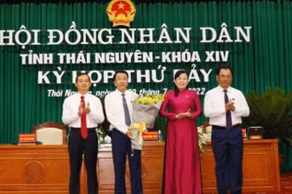 Lãnh đạo tỉnh Thái Nguyên chúc mừng đồng chí Nguyễn Thanh Bình (thứ hai bên trái qua).