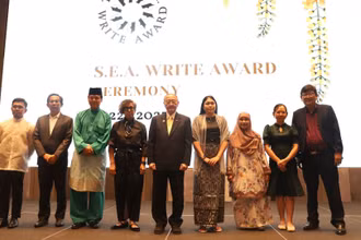 Các nhà văn được trao Giải thưởng Văn học ASEAN 2023.