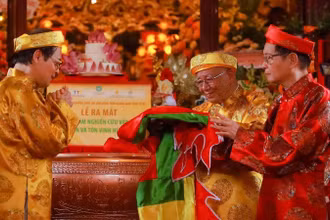 Lá cờ Hùng Vương của Trung tâm được ủy nhiệm chuyển tặng đến đồng bào, chiến sĩ ở quần đảo Trường Sa. 