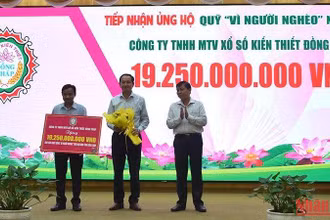 Đại diện Công ty TNHH MTV Xổ số kiến thiết Đồng Tháp ủng hộ hơn 19,2 tỷ đồng vào Quỹ “Vì người nghèo” tỉnh Đồng Tháp.