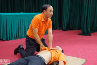 Hướng dẫn sơ cứu cho ngư dân gặp nạn trên biển.