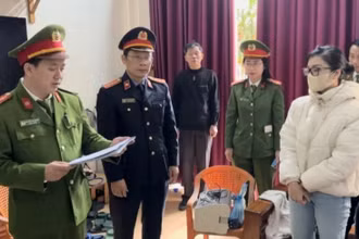 Công an Quảng Bình tống đạt quyết định khởi tố bị can đối với Nguyễn Hà Linh. (Ảnh: Công an Quảng Bình)