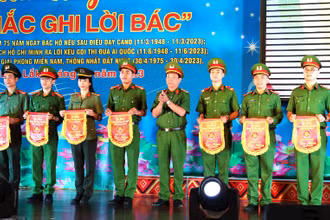 Ban Tổ chức liên hoan tặng cờ lưu niệm cho các đơn vị tham gia. 