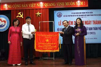 Tặng Cờ ghi nhận cho Hội Bảo trợ Phụ nữ và Trẻ em nghèo bất hạnh thành phố Đà Nẵng.