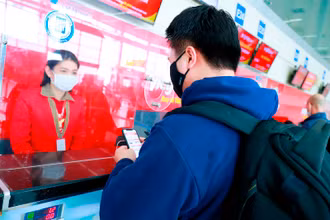 Hành khách làm thủ tục bay với Vietjet trong dịp cuối năm. (Ảnh: T.H)