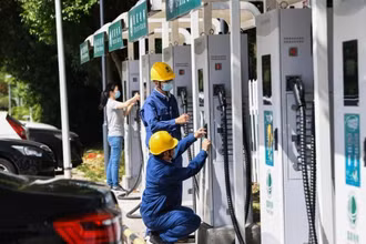 Bảo dưỡng trạm sạc xe ô-tô điện.