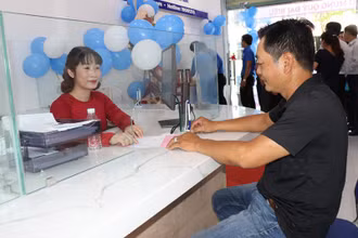 Nhân viên đơn vị cấp nước hướng dẫn thủ tục và thực hiện cấp định mức nước cho khách hàng.