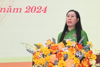 Ủy viên Trung ương Đảng, Bí thư Tỉnh ủy, Chủ tịch Hội đồng nhân dân tỉnh Quảng Ngãi Bùi Thị Quỳnh Vân phát biểu khai mạc kỳ họp.