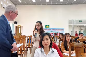 Đại diện doanh nghiệp của Quảng Trị trao đổi với chuyên gia người Hà Lan về các kỹ năng bán hàng.