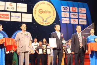 Đại diện Công ty Phương Trang nhận danh hiệu “Top 10 nhãn hiệu hàng đầu và dịch vụ vàng Việt Nam năm 2022”.