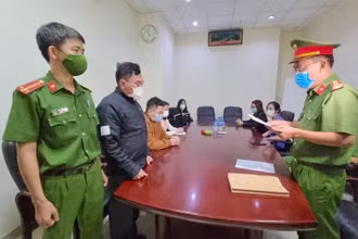 Tổng Giám đốc Công ty cổ phần Đầu tư phát triển nhà Đà Nẵng Nguyễn Quang Trung bị khởi tố, bắt tạm giam ngày 7/12/2021 về tội vi phạm quy định về quản lý, sử dụng tài sản nhà nước gây thất thoát, lãng phí. 