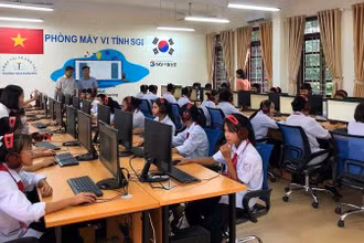 Các em học sinh Trường THCS Xuân Sơn hào hứng với phòng tin học mới được tặng.