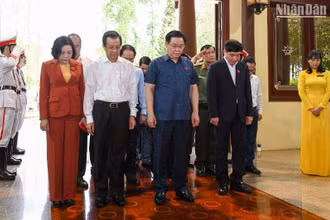 Chủ tịch Quốc hội Vương Đình Huệ và các đại biểu dâng hương tưởng niệm tại Đền thờ Chủ tịch nước Tôn Đức Thắng, xã Mỹ Hòa Hưng, thành phố Long Xuyên, tỉnh An Giang. (Ảnh Duy Linh) 