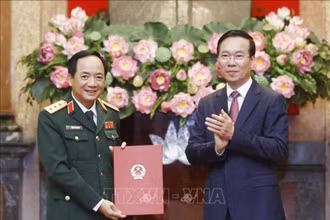 Chủ tịch nước Võ Văn Thưởng trao Quyết định thăng quân hàm cho đồng chí Trịnh Văn Quyết. (Ảnh: TTXVN)