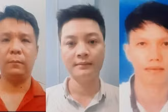 Các đối tượng làm giả giấy tờ tại cơ quan chức năng. (Ảnh: Công an cung cấp)