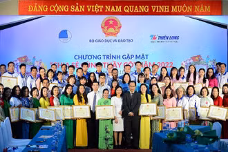 Thứ trưởng Giáo dục và Đào tạo Hoàng Minh Sơn cùng Bí thư Trung ương Đoàn Nguyễn Minh Triết (hàng đầu, thứ 9 và 12 từ phải sang) trao Bằng khen tặng các đại biểu Chương trình “Chia sẻ cùng thầy cô” năm 2022.