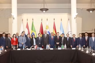 Chủ tịch Quốc hội Vương Đình Huệ và ông Gustavo Penades (bên phải), Chủ tịch Nghị viện Mercosur với đại biểu. (Ảnh: Doãn Tấn/TTXVN) 