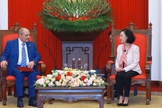 Đồng chí Trương Thị Mai tiếp Phó Chủ tịch Đảng, Chánh Văn phòng Trung ương Đảng Azerbaijan Mới Tahir Budagov. (Ảnh: Phương Hoa/TTXVN)