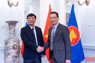 Đại sứ Đặng Minh Khôi (phải) và Thượng tướng Ngô Minh Tiến. (Ảnh: Thanh Thể) 