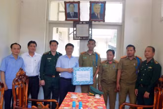 Đoàn công tác tỉnh Thừa Thiên Huế thăm, chúc Tết Đồn Công an Tà Vàng, tỉnh Sê-kông (Lào). (Ảnh: Võ Tiến).