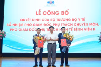 Thứ trưởng Y tế Đỗ Xuân Tuyên trao quyết định bổ nhiệm hai phó giám đốc Bệnh viện K