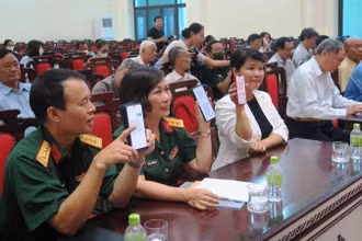 Các đại biểu nhắn tin ủng hộ tại lễ phát động.