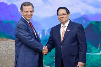 Thủ tướng Phạm Minh Chính và Trưởng đoàn Điều IV IMF Paulo Medas. (Ảnh: Trần Hải)