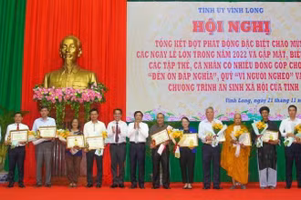 Ban Tổ chức khen thưởng các tập thể và cá nhân có thành tích đóng góp an sinh xã hội trong tỉnh.