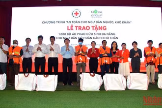 Nguyên Chủ tịch nước Trương Tấn Sang cùng đại diện Trung ương Hội Chữ Thập đỏ Việt Nam, lãnh đạo tỉnh Bình Thuận và nhà tài trợ trao tặng áo phao cứu sinh đa năng cho ngư dân Mũi Né, thành phố Phan Thiết (Bình Thuận).