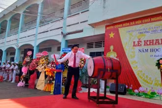 Đồng chí Trần Thanh Mẫn, Ủy viên Bộ Chính trị, Phó Chủ tịch Thường trực Quốc hội đến dự và đánh trống khai giảng năm học mới tại Trường Tiểu học Hồng Bàng, TP Rạch Giá (Kiên Giang), sáng 3/9.