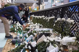 Người dân đặt hoa tưởng niệm các nạn nhân thiệt mạng trong vụ giẫm đạp tại Itaewon, Seoul, Hàn Quốc, ngày 31/10/2022. (Ảnh: Yonhap/TTXVN)