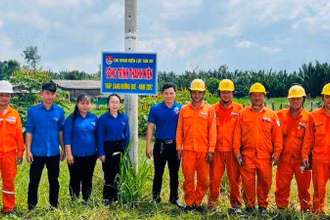 Đoàn viên, thanh niên ngành điện miền nam tham gia thực hiện công trình thắp sáng đường quê