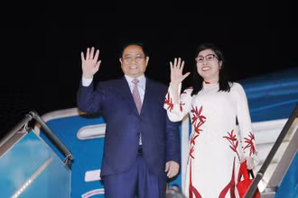 Thủ tướng Phạm Minh Chính và Phu nhân lên đường tham dự Hội nghị thường niên lần thứ 54 của Diễn đàn Kinh tế Thế giới tại Davos, Thụy Sĩ và thăm chính thức Hungary, Romania. (Ảnh: Dương Giang/TTXVN)