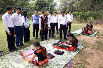 Mô hình dệt thổ cầm truyền thống của người Cơ Tu. 