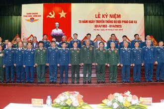 Lãnh đạo Bộ Quốc phòng và Quân chủng Phòng không-Không quân chụp ảnh cùng các đại biểu về dự Lễ kỷ niệm. (Ảnh: Thành Trung)