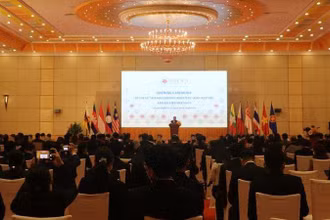 Thủ tướng Campuchia Samdech Techo Hun Sen đọc diễn văn khai mạc hội nghị.
