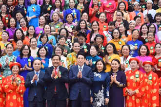 Chủ tịch nước Lương Cường với Đoàn đại biểu phụ nữ cao tuổi tiêu biểu toàn quốc tại buổi gặp mặt.