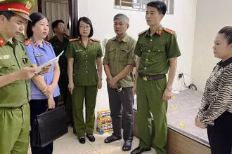 Đại diện các cơ quan chức năng thi hành quyết định khởi tố, bắt giam bị can.