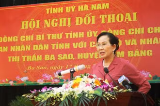 Đồng chí Lê Thị Thủy, Ủy viên Trung ương Đảng, Bí thư Tỉnh ủy, Chủ tịch HĐND tỉnh Hà Nam phát biểu kết luận buổi đối thoại.