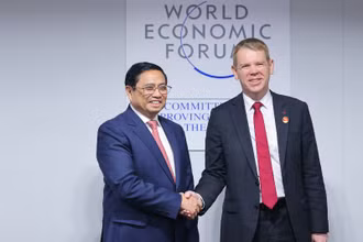 Thủ tướng Chính phủ Phạm Minh Chính và Thủ tướng New Zealand Chris Hipkins. (Ảnh: Dương Giang/TTXVN)