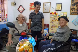 Nghệ sĩ Ưu tú Hùng Minh (bìa trái) vui mừng khi được tặng xe điện.