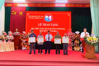 Đồng chí Nông Văn Tâm, Phó Bí thư Thường trực huyện ủy Yên Thế trao Huy hiệu Đảng cho các đồng chí đảng viên.