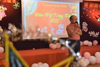Đại sứ Việt Nam tại Pháp Đinh Toàn Thắng gửi lời chúc tốt đẹp tới các cháu thiếu nhi nhân dịp Tết Trung thu cổ truyền. (Ảnh: MINH DUY)